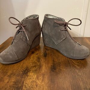 Toms Dark Grey Suede Wedge Heel Lace‎ Up Ankle Booties (Women's 6.5)